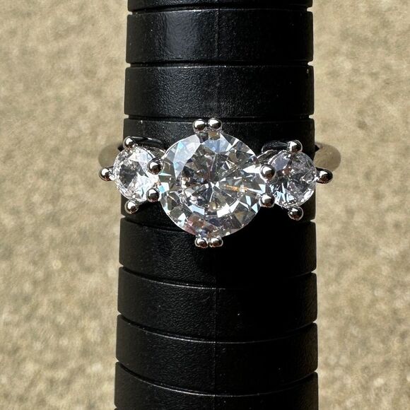 NEW White Gold Plated 3 Round Sparkling Clear Crystal CZ Stone Ring Size 8.75 - Picture 3 of 8